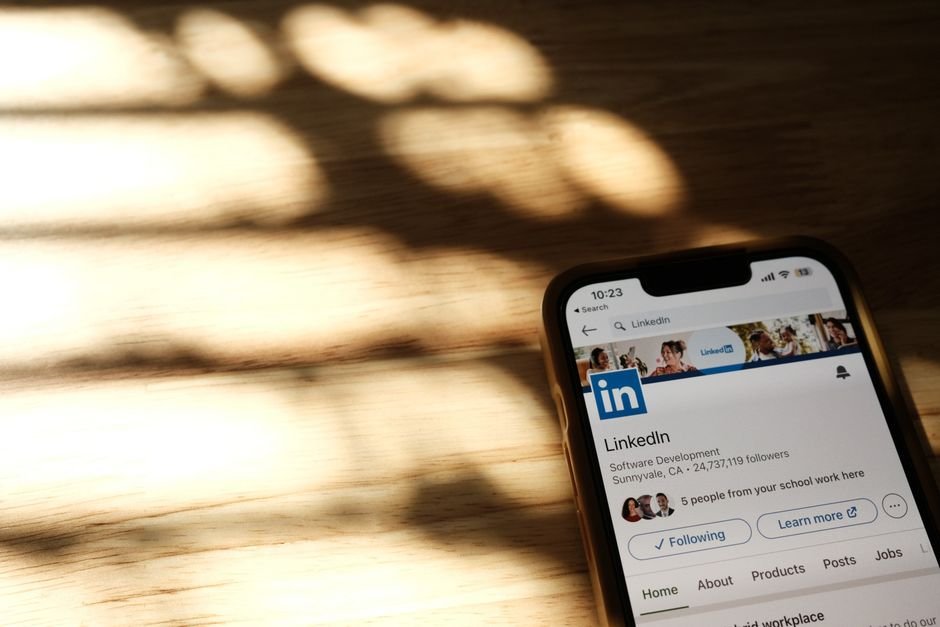 LinkedIn’s AI Clout Isn’t Corporate—It’s Your Colleague’s Feed, Not Microsoft’s Page