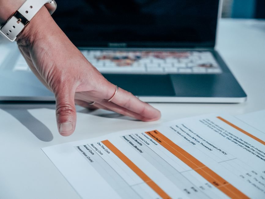 Digital Agencies Still Drowning in Spreadsheet Hell While the Front End Flexes AI Muscles